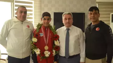 Şampiyon Boksörü Ödüllendirdi