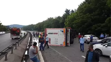 Tem'de Şeker Yüklü Tır Devrildi: 1 Yaralı