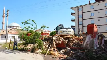 Aksaray Belediyesi Metruk Binaları Yıkımını Sürdürüyor