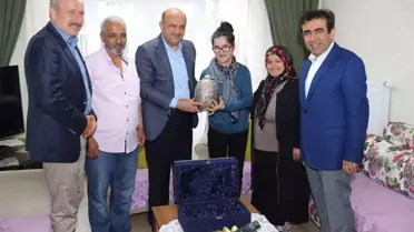Bakan Işık, Cumhurbaşkanı Erdoğan'ın Karakalem Portresini Çizen Gülşah'a Misafir Oldu