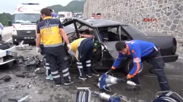 Zonguldak'ta Iki Otomobil Çarpıştı: 3 Yaralı