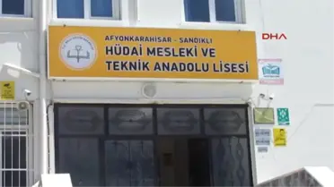 Afyonkarahisar Müdür, Öğretmen ve Hizmetliler Okulun Tadilatını Yapıyor