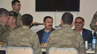 Ağrı Valisi Işın Askerlerle Sahur Yaptı