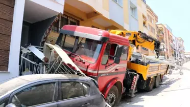El Freni Çekilmeyen Vinç 2 Otomobili Biçerek Apartmana Çarptı