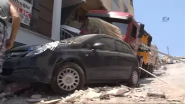 El Freni Çekilmeyen Vinç 2 Otomobili Biçerek Apartman Balkonuna Çarptı