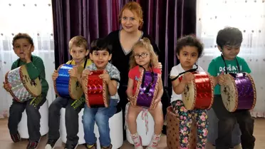 Minik Öğrencilerden İşaret Diliyle 'Bayrak' Şiiri Klibi