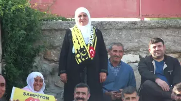 70 Yaşındaki Teyze Köy Futbol Takımının Hiçbir Maçını Kaçırmıyor