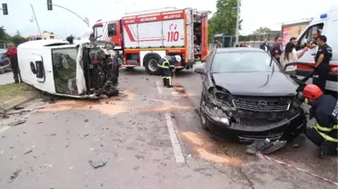 Hafif Ticari Araç Otomobile Çarptı: 2 Yaralı