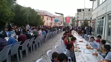 Bahçesaray'da Aynı Anda 2 Bin 500 Kişi İftar Açtı