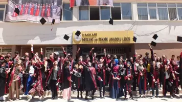 Öğrenciler Karnelerini Halay Çekerek Aldılar