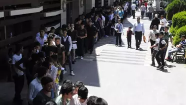 Karnesini Alan Öğrenciler Hediyelerini Almak İçin Kuyruğa Girdi