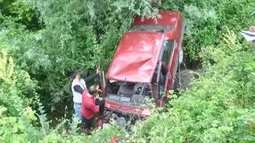 Otomobil Şarampole Yuvarlandı: 1'i Ağır 3 Yaralı