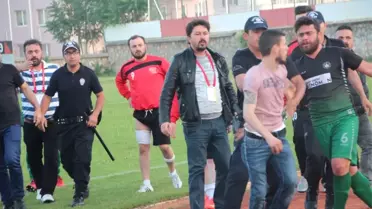 2 Taraftar Sahaya Atladı, 70 Metre Depar Attı