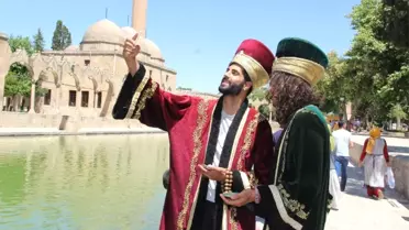 Şanlıurfa'ya Ulaşan Otostopçular Yöresel Kıyafetlere Hayran Kaldı