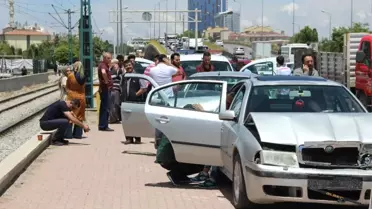Köpeğe Çarpmamak İçin Ani Fren Yaptı, 13 Araç Birbirine Girdi