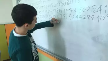 Pi Sayısının 3 Bin 141 Basamağını Ezberledi