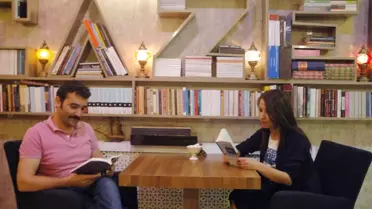 Bu Kafede Kitap Okuyana Çay, Kahve Bedava