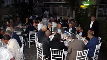 Güleç Ailesi Köy Meydanında Protokole ve Halka İftar Verdi