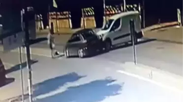 Çarptığı Adama Yardım Etmek Yerine Çocuklarını Araçtan Kaçtı