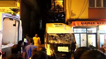 Minibüs Sokakta Oturanlara Çarptı: 3 Ölü 7 Yaralı