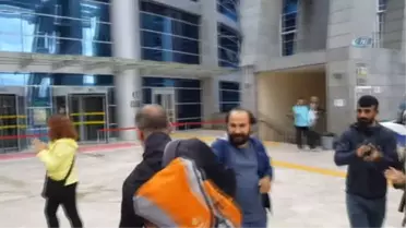 Kırmızı Fularlı Kız'ın Anne ve Babası Serbest Bırakıldı