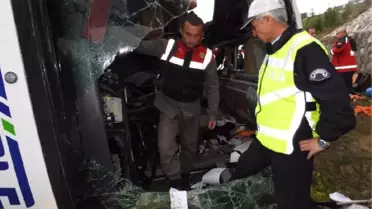 Yolcu Otobüsü Köprüden Alt Yola Düşü: 48 Yaralı (2)