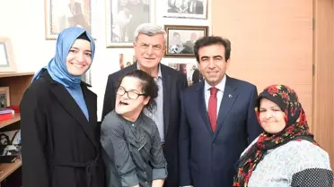 Erdoğan'ın Portresini Çizen Gülşah'a, Bakan Kaya'dan Sürpriz Ziyaret