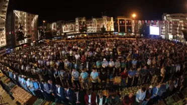 10 Bin Kişi Meydanda Teravihte Buluştu