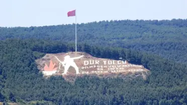 Dur Yolcu' Simgesindeki Türk Bayrağı 13 Metre Daha Yükseltildi