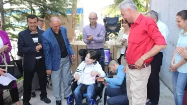 Engellilere Tekerlekli Sandalye Yardımı