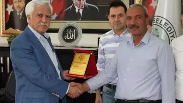 İşçilerden Başkana Plaket