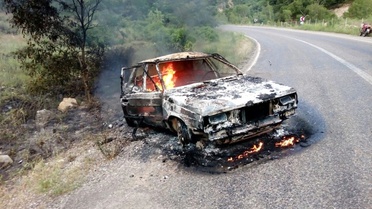 Tunceli'de PKK'lı Teröristlerin Yol Kesip Araç Yakması