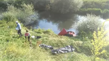Otomobil Adranos Çayı'na Uçtu; Anne ile Kızı Öldü