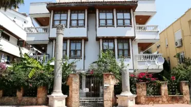 Müzenin İzniyle, 2 Bin Yıllık Roma Sütununu Evinin Önüne Yerleştirdi