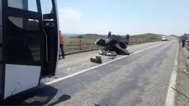 Takla Atan Otomobilden Fırlayan 2 Kişiyi Yolcu Otobüsü Ezdi