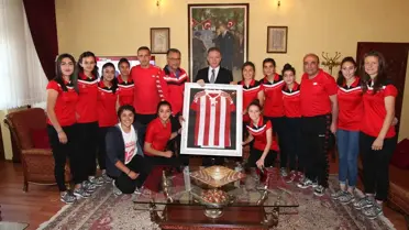 Gazi Lisesi Kadın Futbol Takımından Vali Gül'e Ziyaret