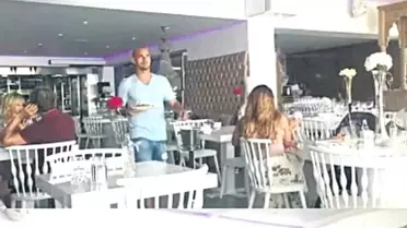 Wesley Sneijder, Açtıkları Restoranda Müşterilere Yemek Servisi Yapıyor