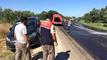Kasası Açılan Kamyondan Zeytinler Yola Saçıldı