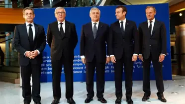 Macron'dan Sarkozy'ye Jest