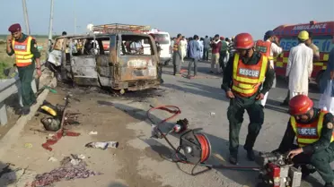 Pakistan'da Minibüs Alev Aldı: 6 Ölü