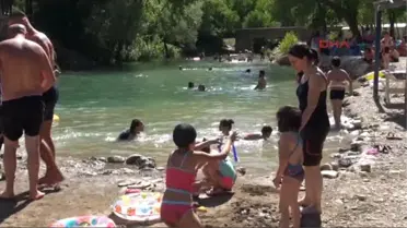 Tunceli Munzur'da Çatışmaların Gölgesinde Plaj Keyfi