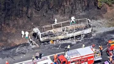 Tur Otobüsü Kamyona Çarparak Yandı: 17 Ölü