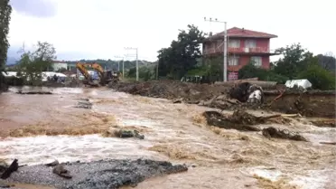 Çınarcık'ta Yağış Su Baskınlarına Neden Oldu