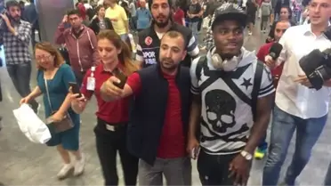 Galatasaraylı Taraftarlar, Havaalanında Emenike'yle Karşılaştı