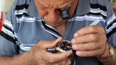 Yarım Asırdır Saat Tamir Ediyor