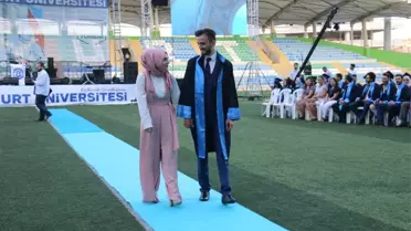 Mezuniyet Törenine Damga Vuran Evlenme Teklifi