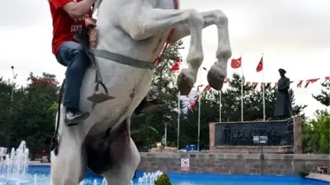 Kortej Yürüyüşünde Ciritcinin Gösterisi İlgi Çekti