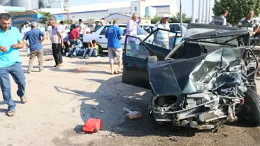 Otomobiller Kafa Kafaya Çarpıştı: 2'si Çocuk 10 Yaralı