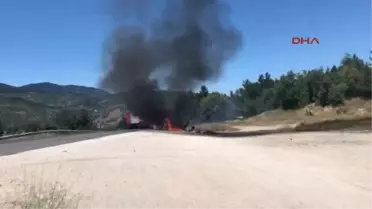 Ankara Piknik Yolunda Seyir Halindeki Otomobil Alev Alıp Yandı