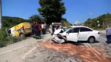 Hafif Ticari Araç ile Otomobil Çarpıştı: 3 Yaralı